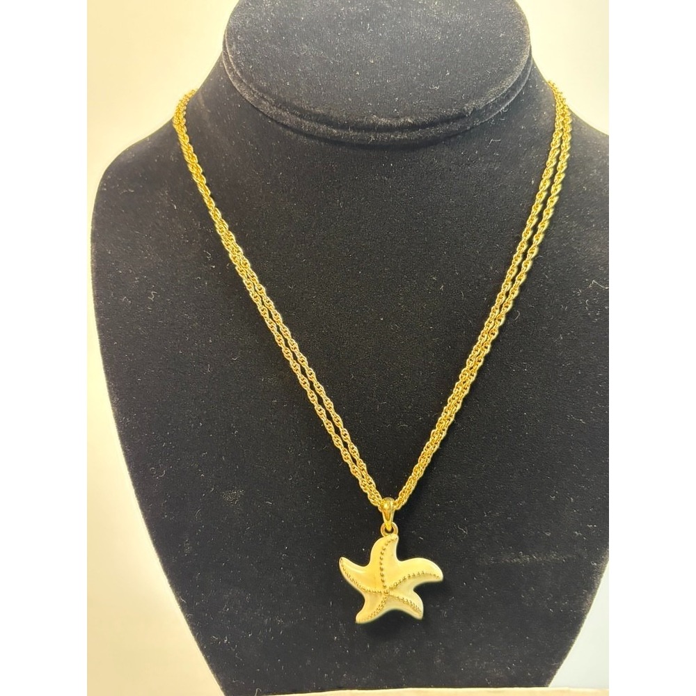 Vintage Pendant Necklace in Gold Tone Starfish Pendant Detail Delicate